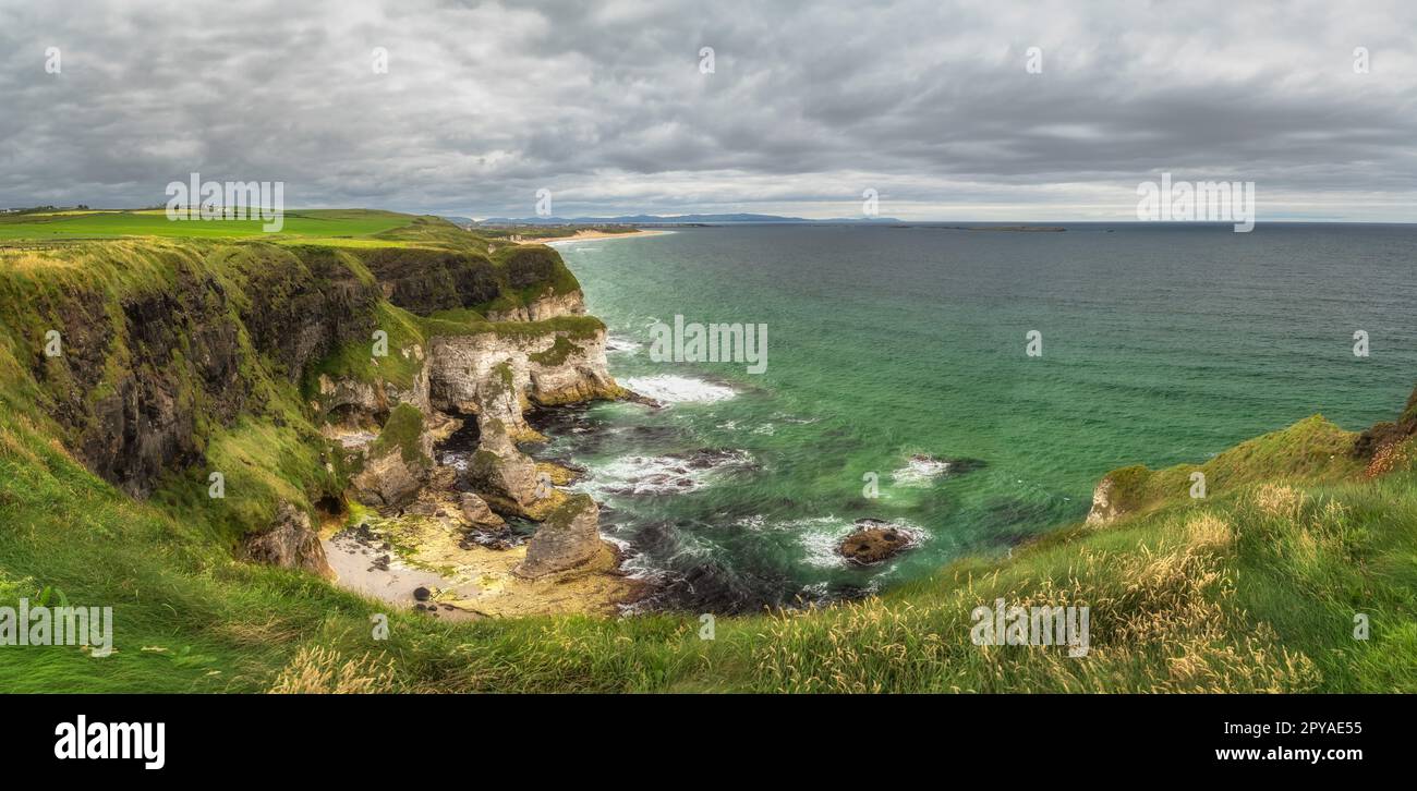 Panorama con formazioni di roccia calcarea bianca e acqua smeraldo, Irlanda del Nord Foto Stock