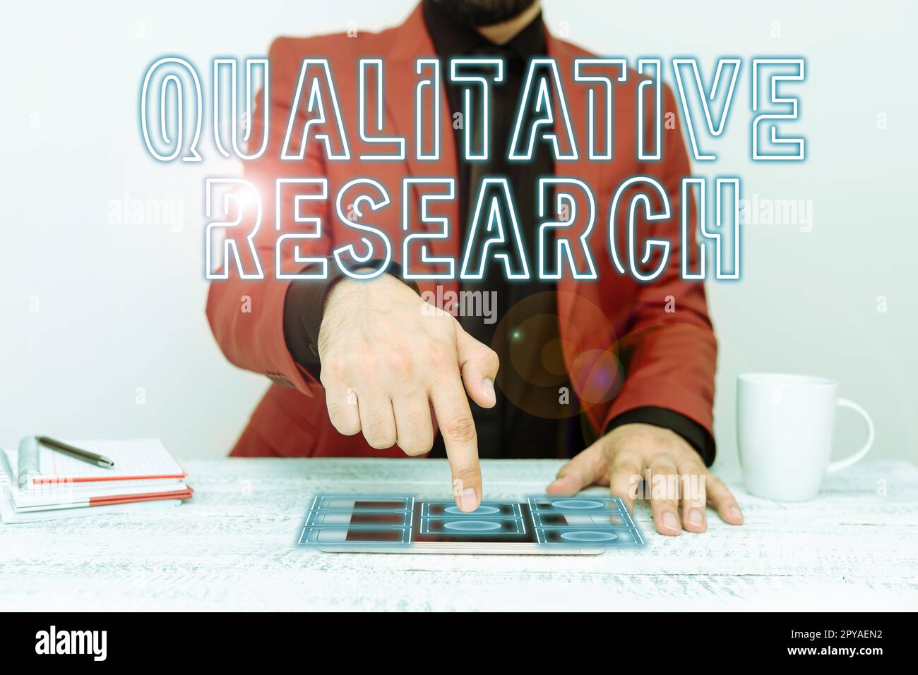 Didascalia di testo che presenta la ricerca qualitativa. Internet Concept certificato per svolgere un lavoro competente con esperienza Foto Stock