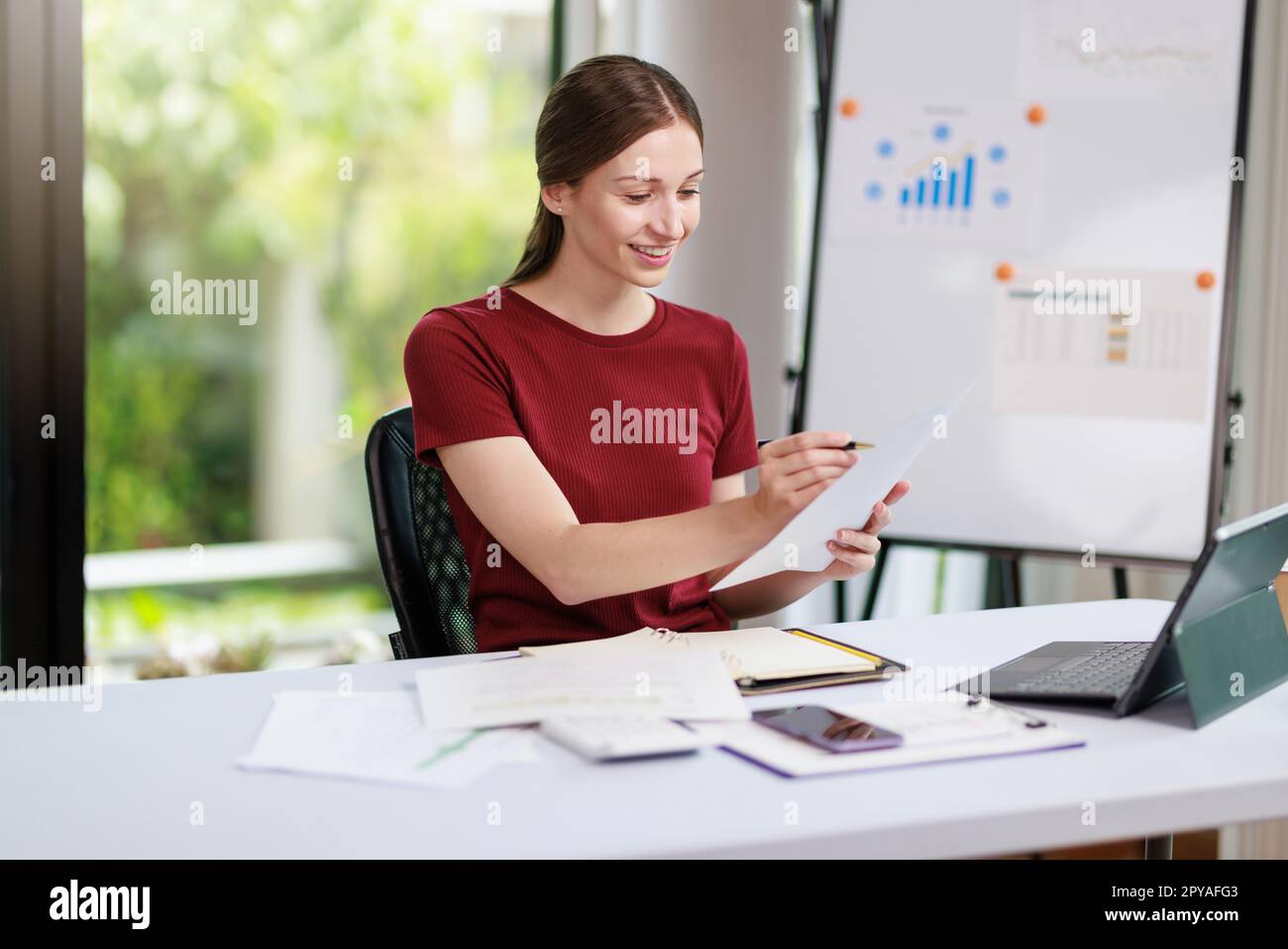 Concetto di business Office donna che lavora, Businesswoman sorriso mentre lavorando sul suo piano di invesment con l'analisi di documenti e di business investment gr Foto Stock