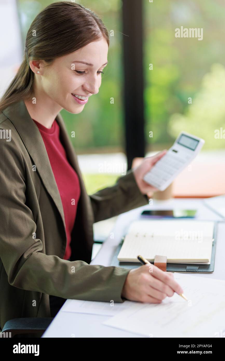 Concetto di business Office donna che lavora, Businesswoman sorriso mentre lavorando sul suo piano di invesment con l'analisi di documenti e di business investment gr Foto Stock