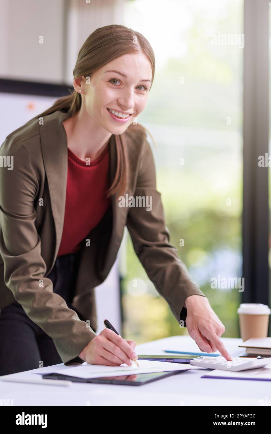 Concetto di business Office donna che lavora, Businesswoman sorriso mentre lavorando sul suo piano di invesment con l'analisi di documenti e di business investment gr Foto Stock