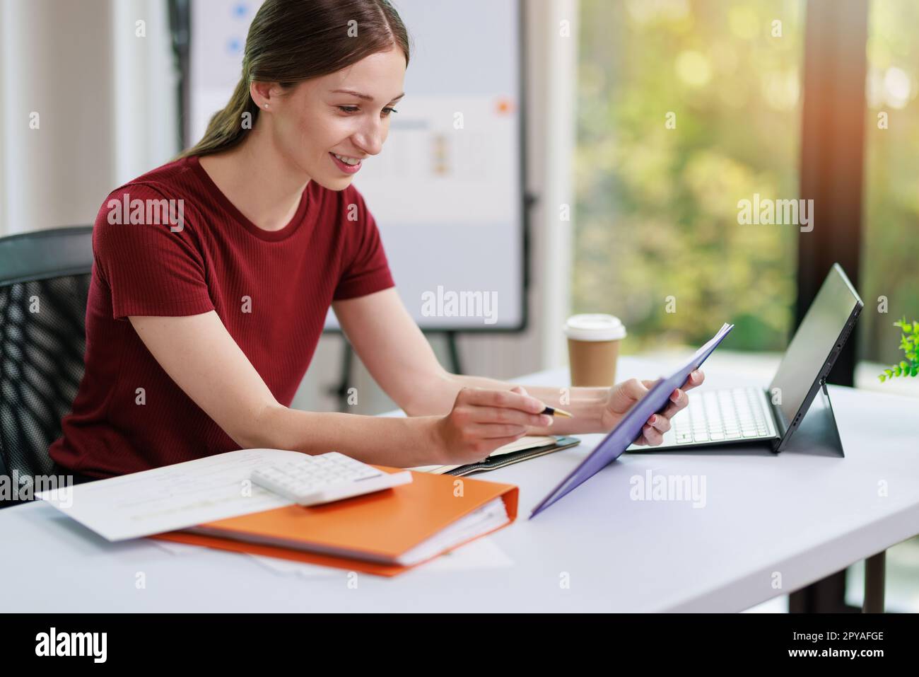 Concetto di business Office donna che lavora, Businesswoman sorriso mentre lavorando sul suo piano di invesment con l'analisi di documenti e di business investment gr Foto Stock