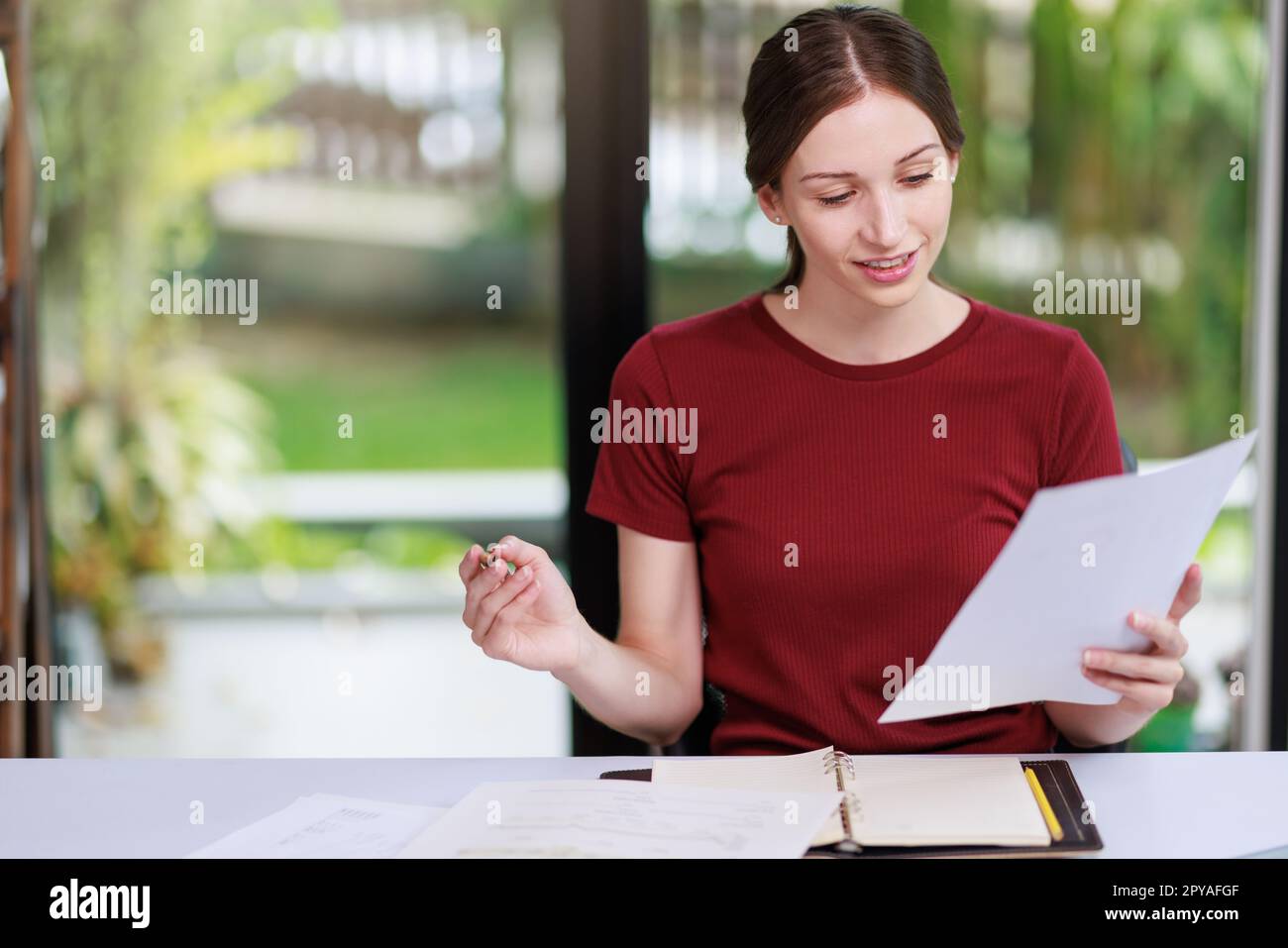 Concetto di business Office donna che lavora, Businesswoman sorriso mentre lavorando sul suo piano di invesment con l'analisi di documenti e di business investment gr Foto Stock
