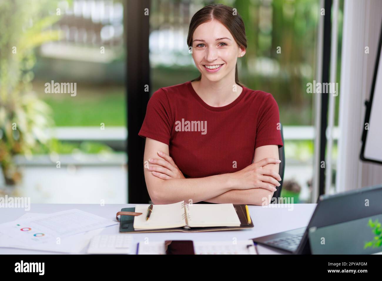 Concetto di business Office donna che lavora, Businesswoman sorriso mentre lavorando sul suo piano di invesment con l'analisi di documenti e di business investment gr Foto Stock