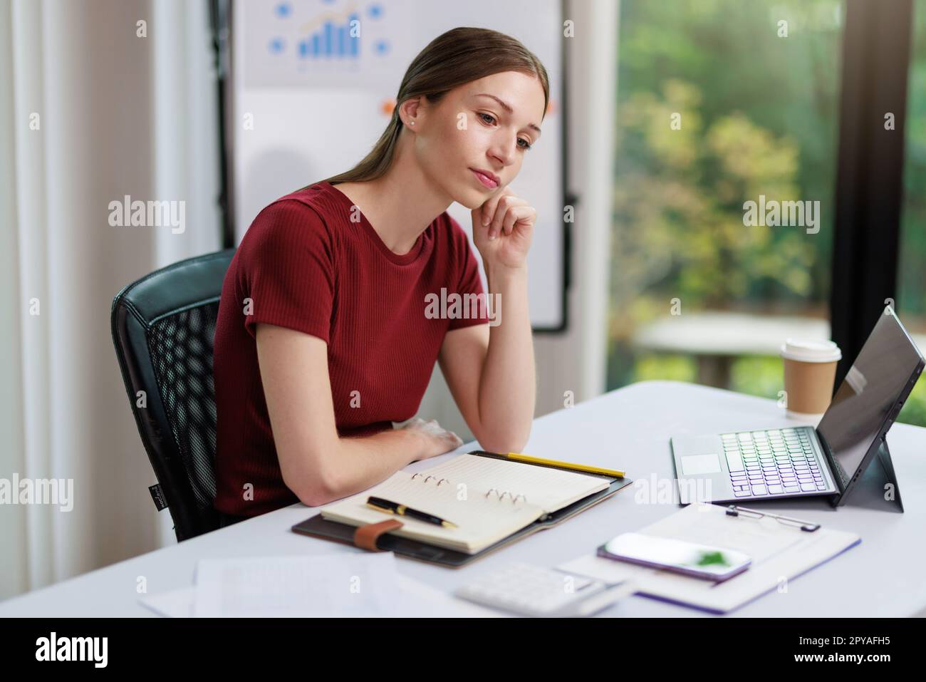 Concetto di business Office donna che lavora, Businesswoman sorriso mentre lavorando sul suo piano di invesment con l'analisi di documenti e di business investment gr Foto Stock