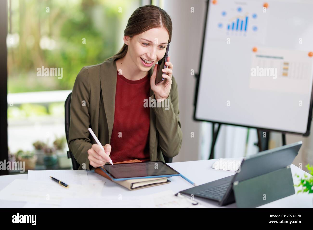 Concetto di business Office donna che lavora, Businesswoman sorriso mentre lavorando sul suo piano di invesment con l'analisi di documenti e di business investment gr Foto Stock