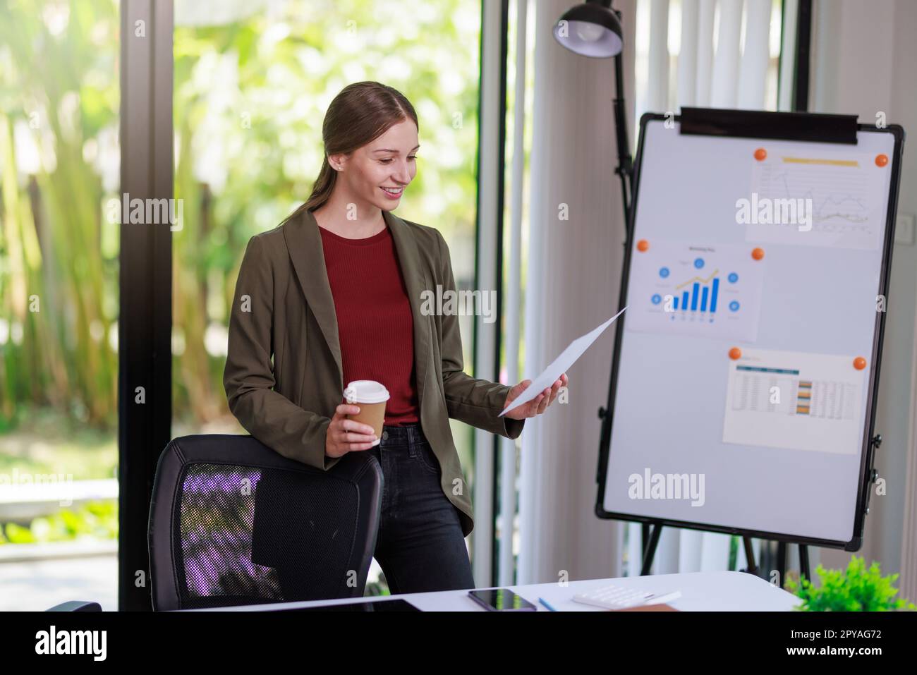 Concetto di business Office donna che lavora, Businesswoman sorriso mentre lavorando sul suo piano di invesment con l'analisi di documenti e di business investment gr Foto Stock
