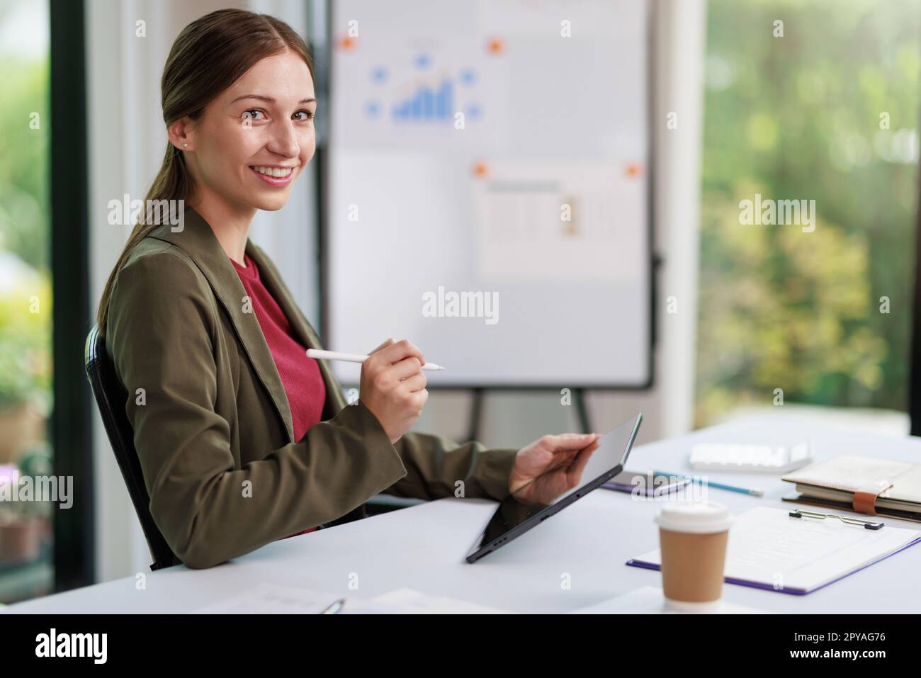 Concetto di business Office donna che lavora, Businesswoman sorriso mentre lavorando sul suo piano di invesment con l'analisi di documenti e di business investment gr Foto Stock
