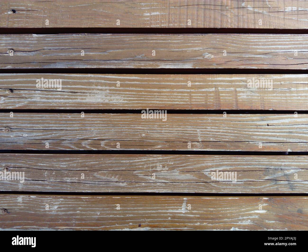 Bellissime tavole martellate lisce e non dipinte. Superficie in legno con incrinature. Una piattaforma o una scala in legno. Falegname e falegnameria. La consistenza del materiale naturale. Foto Stock