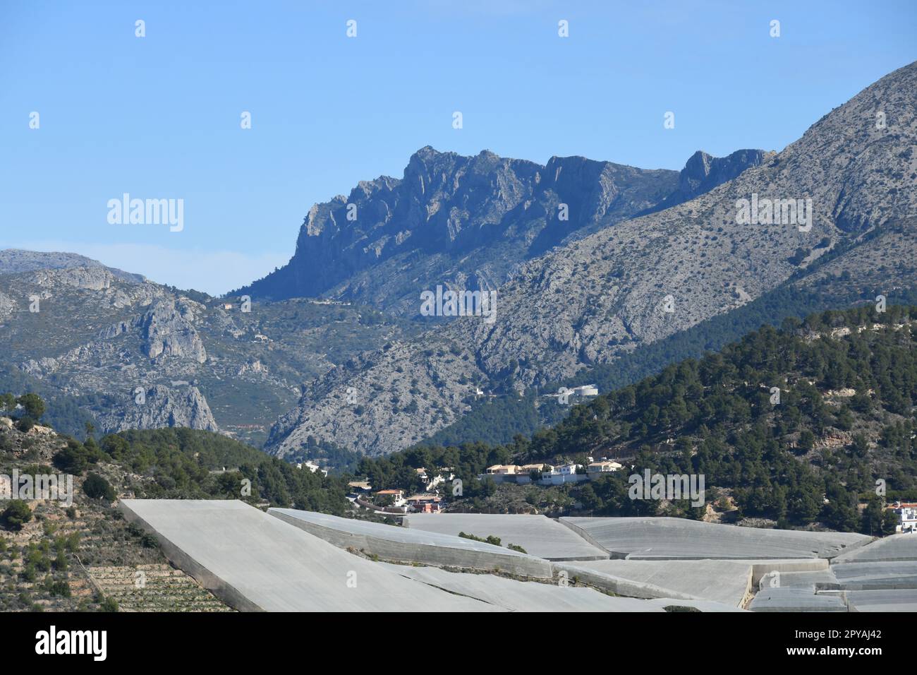 Una formazione rocciosa a forma di volto e serre, provincia di Alicante, Costa Blanca, Spagna Foto Stock