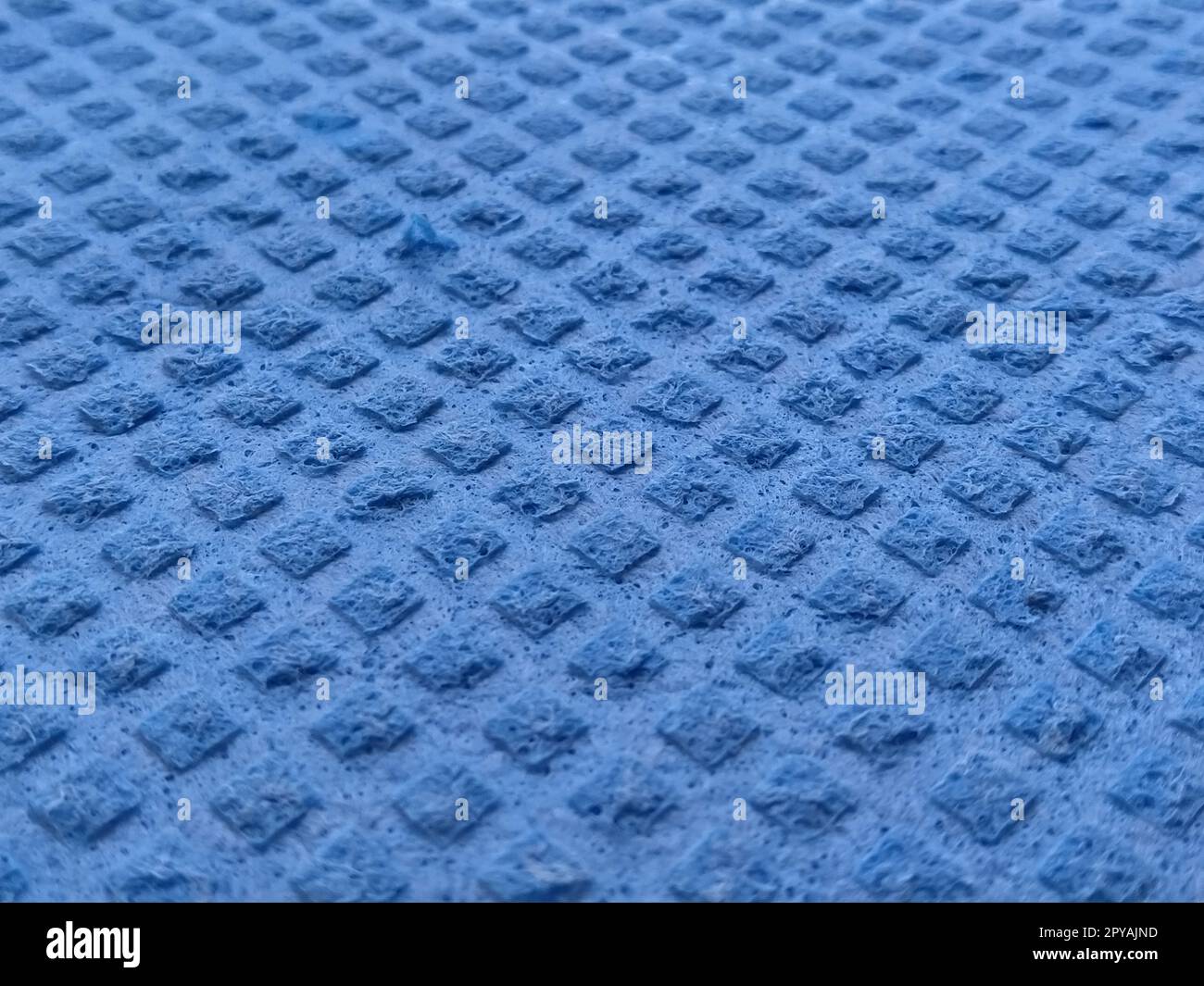 Sfondo spugna lavastoviglie. primo piano della spugna blu per piatti. Messa a fuoco morbida Foto Stock