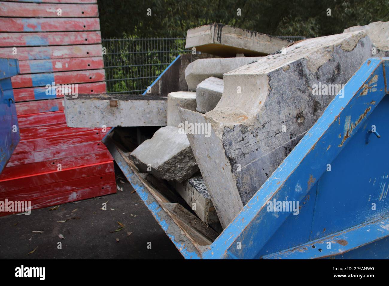 Il calcestruzzo viene immagazzinato in un contenitore per il trasporto Foto Stock