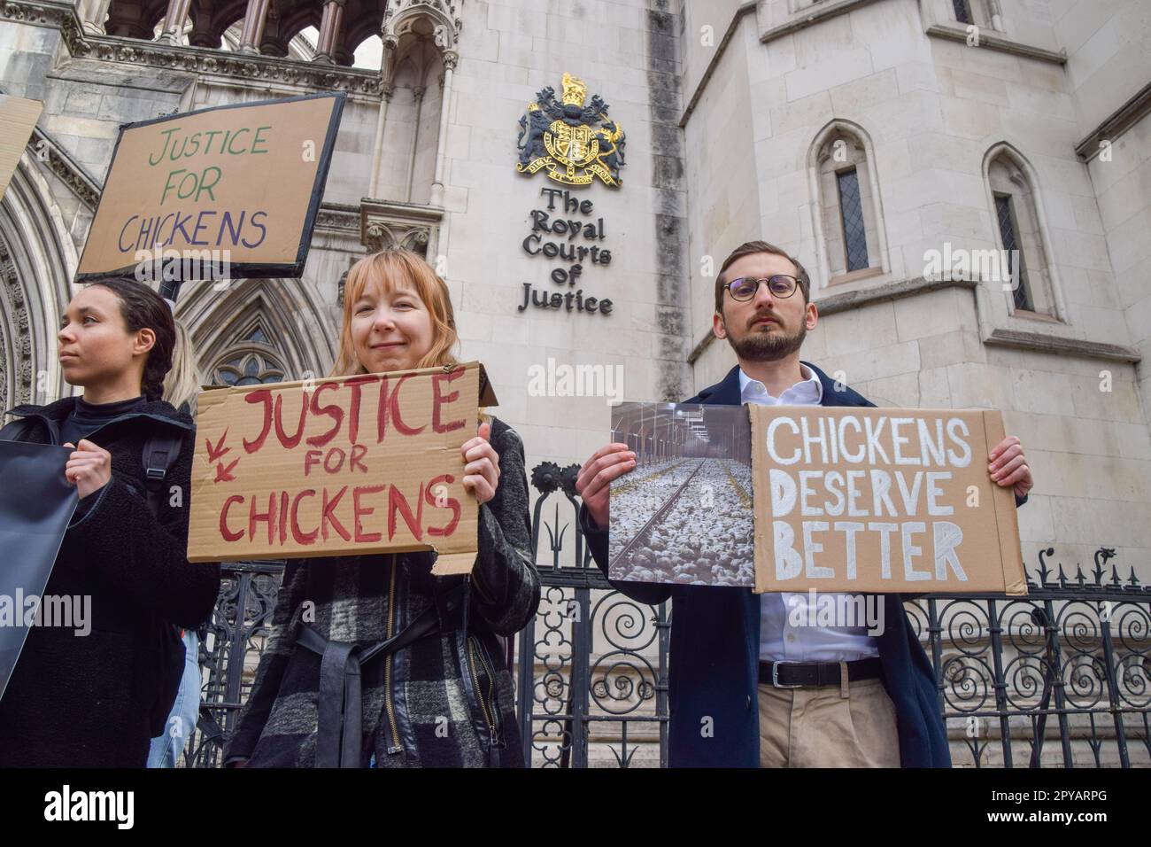 Londra, Regno Unito. 03rd maggio, 2023. Durante la manifestazione, i manifestanti tengono cartelli a sostegno del benessere dei polli. I manifestanti si sono riuniti al di fuori delle Corti reali di giustizia come beneficenza animale la Humane League UK intraprende un'azione legale contro il governo contro i "Frankenchickens”, polli che sono allevati a tassi anormali fino a dimensioni anormali, il che secondo gli attivisti provoca grandi sofferenze e viola il benessere degli animali d'allevamento. (Foto di Vuk Valcic/SOPA Images/Sipa USA) Credit: Sipa USA/Alamy Live News Foto Stock