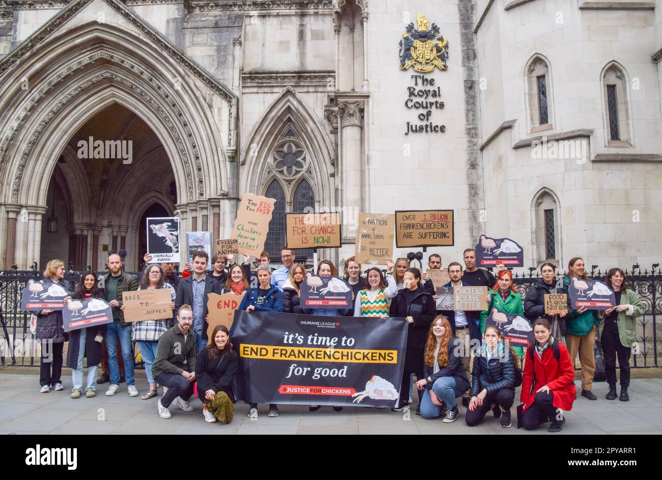 Londra, Regno Unito. 03rd maggio, 2023. Durante la manifestazione, i manifestanti hanno in mano una bandiera e cartelli a sostegno del benessere del pollo. I manifestanti si sono riuniti al di fuori delle Corti reali di giustizia come beneficenza animale la Humane League UK intraprende un'azione legale contro il governo contro i "Frankenchickens”, polli che sono allevati a tassi anormali fino a dimensioni anormali, il che secondo gli attivisti provoca grandi sofferenze e viola il benessere degli animali d'allevamento. (Foto di Vuk Valcic/SOPA Images/Sipa USA) Credit: Sipa USA/Alamy Live News Foto Stock