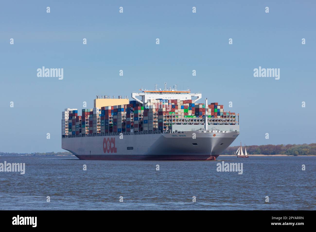 Stade, Germania – 1 maggio 2023: Nave container OOCL Spagna sul fiume Elbe in direzione Amburgo. A partire da oggi la nave è l'ultima nave aggiunta alla Hongk Foto Stock