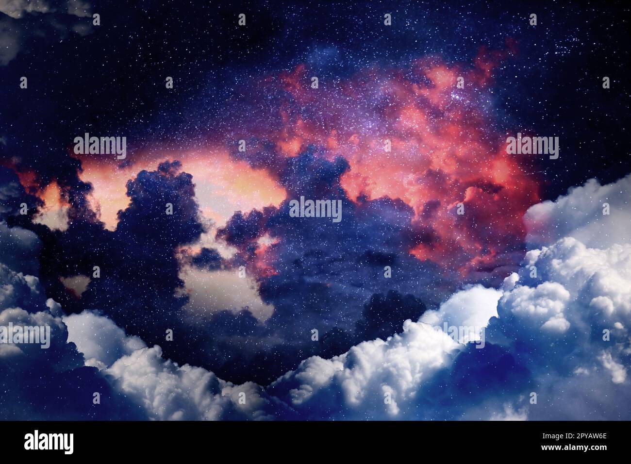 Bella vista del cielo notturno con le nuvole e le stelle Foto Stock