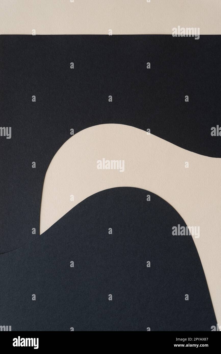sfondo di carta con carta nera tagliata stratificata per creare una forma astratta simile a un uccello (o altra forma figurale) Foto Stock