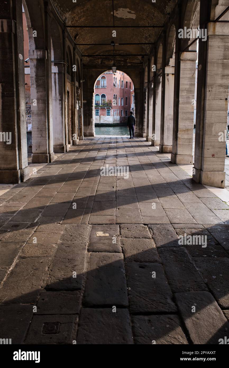 Vista dei portici del mercato alimentare di Rialto a Venezia Foto Stock
