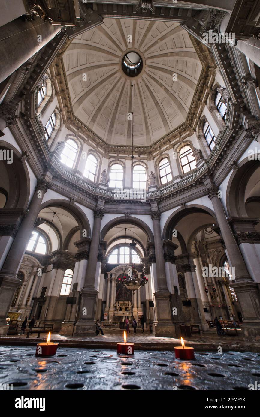 Vista interna della basilica di santa Maria della salute a Venezia, dalle candele alla cupola Foto Stock