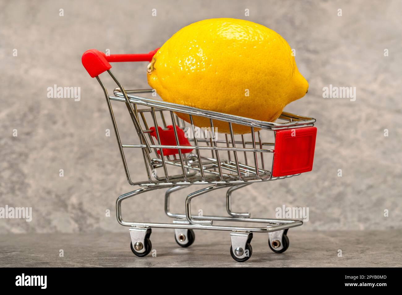 Limone succoso giallo brillante in un carrello giocattolo per i prodotti Foto Stock