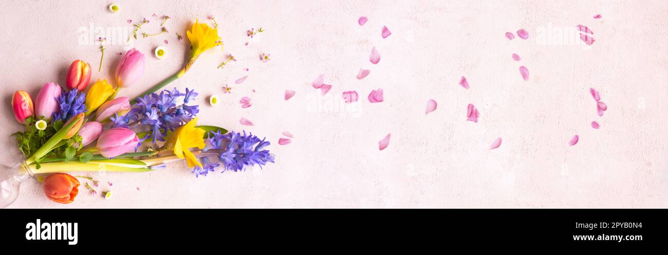 Bouquet colorato di fiori primaverili con petali rosa Foto Stock