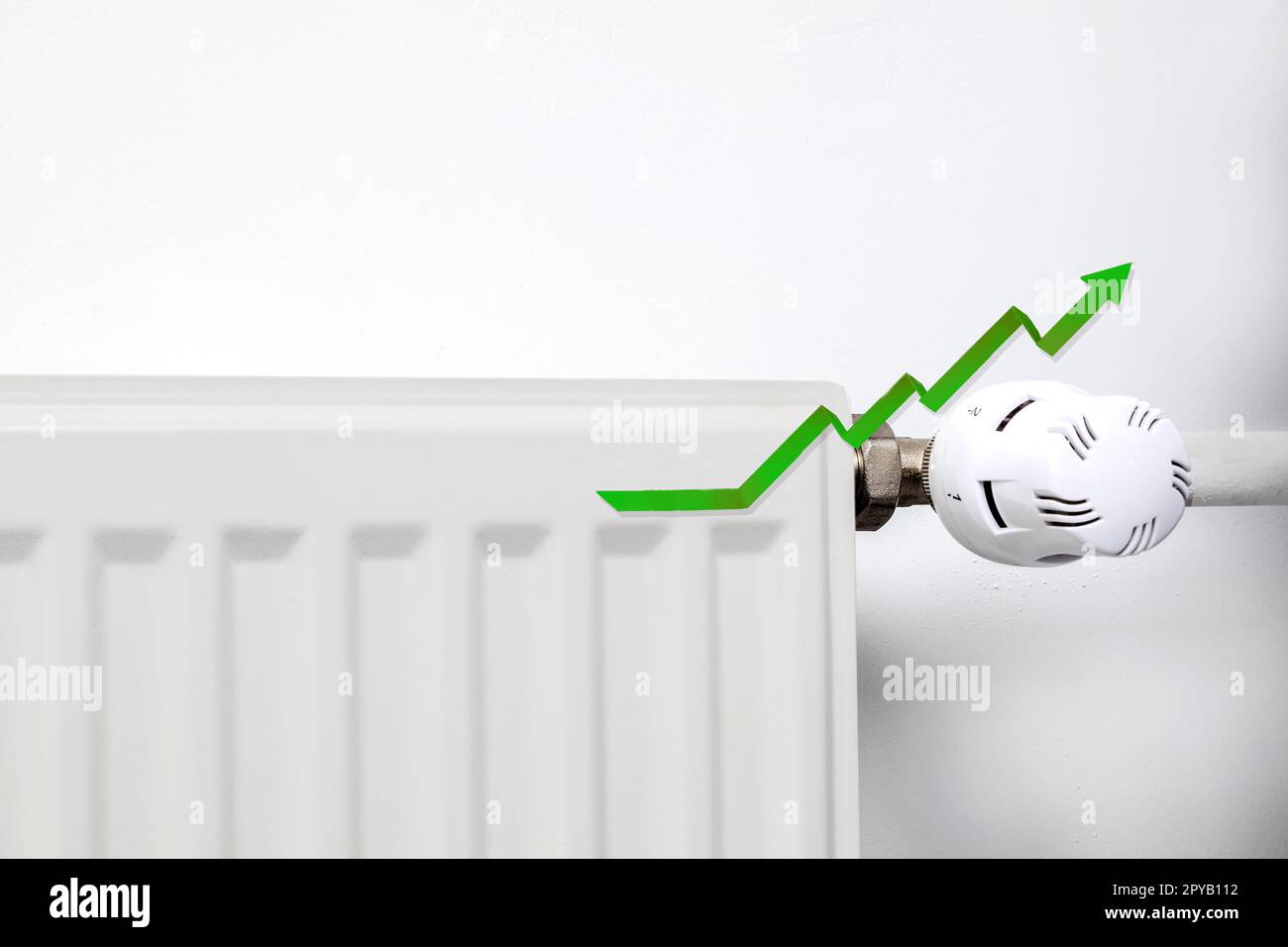Risparmio di denaro, freccia verde in alto, copia la bolletta per il riscaldamento dello spazio. Aumento del costo della bolletta del gas. Prezzi dell'energia in aumento. Aumento del prezzo del gas naturale. Crisi energetica in Europa. Le mani tengono il portafoglio con i soldi vicino al radiatore. Pagate le bollette. Foto Stock
