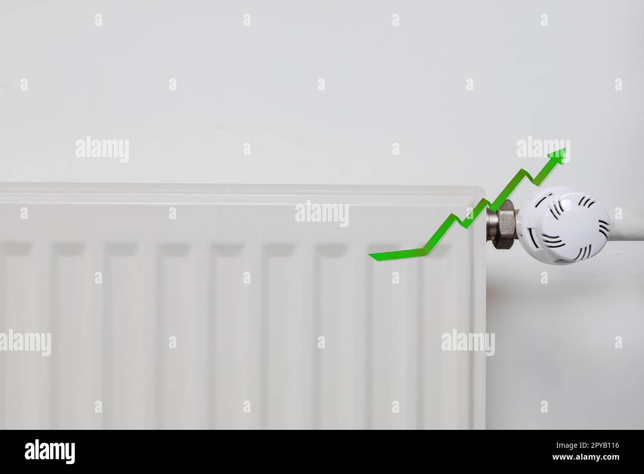 Risparmio di denaro, freccia verde in alto, copia la bolletta per il riscaldamento dello spazio. Aumento del costo della bolletta del gas. Prezzi dell'energia in aumento. Aumento del prezzo del gas naturale. Crisi energetica in Europa. Le mani tengono il portafoglio con i soldi vicino al radiatore. Pagate le bollette. Foto Stock