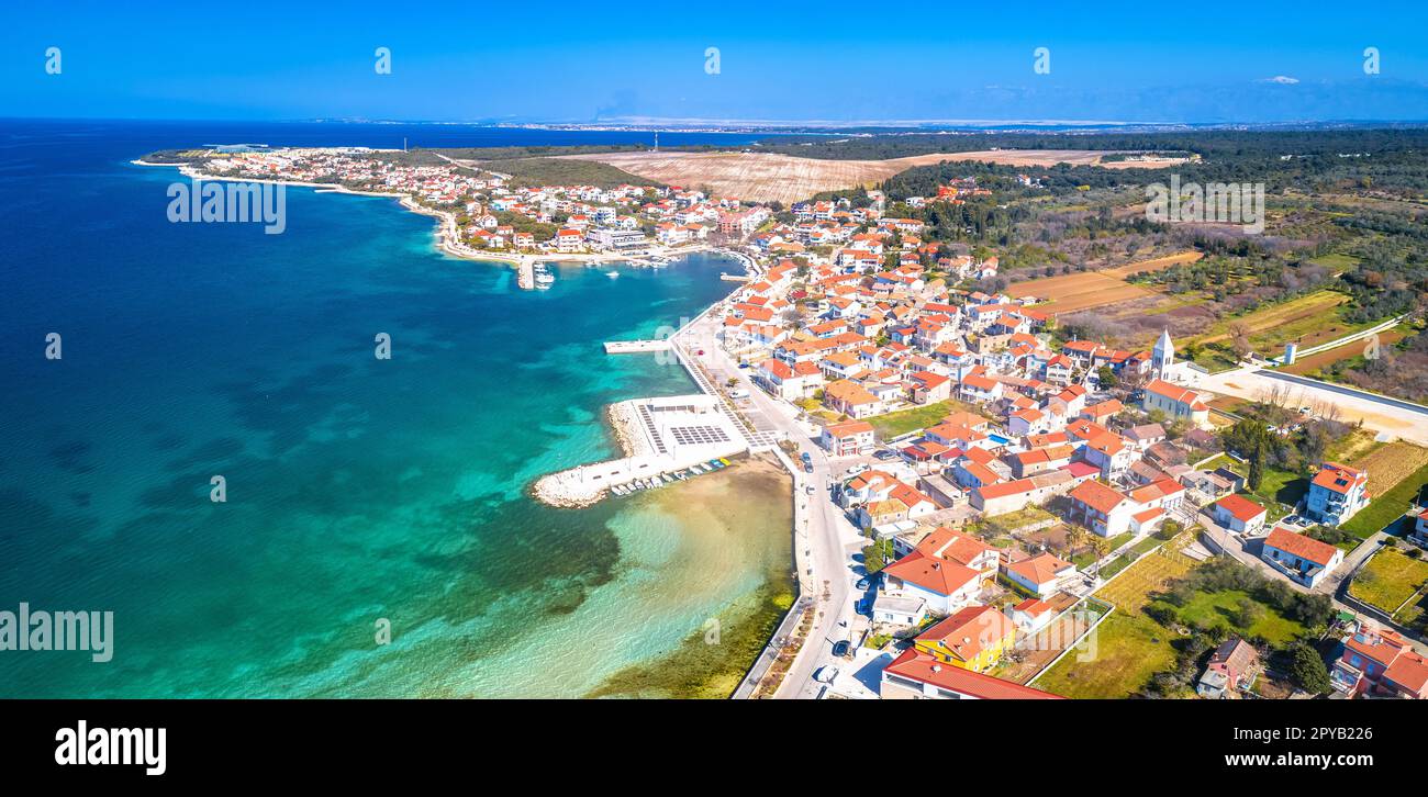 Vista panoramica aerea della costa del villaggio di Petrcane Foto Stock