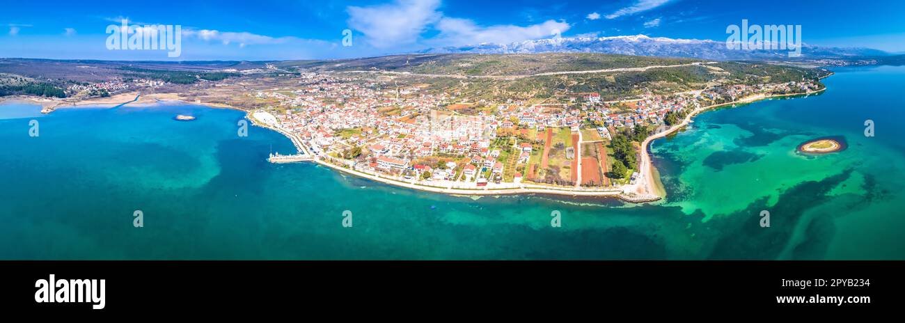 Città costiera di Posedarje sul lungomare e vista panoramica aerea del monte Velebit Foto Stock