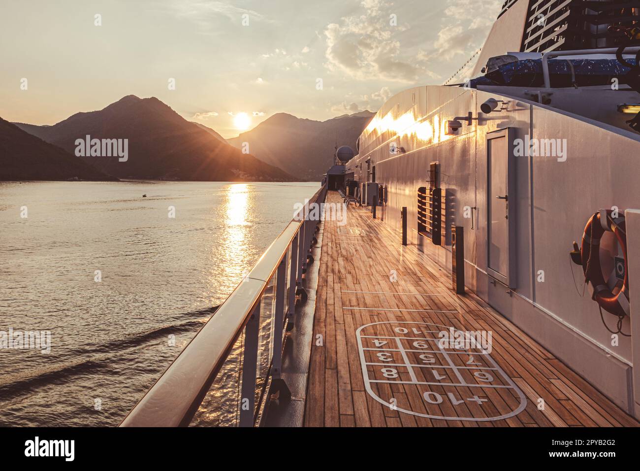 Ponte della nave da crociera al tramonto. Foto Stock