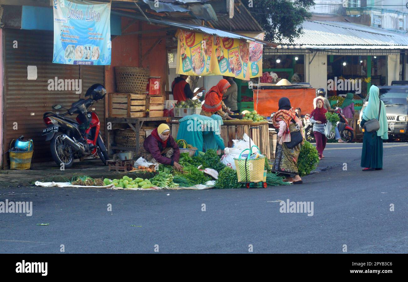 Foto dello stato e della situazione di un mercato tradizionale di strada a Wonosobo, Giava Centrale, Indonesia Foto Stock