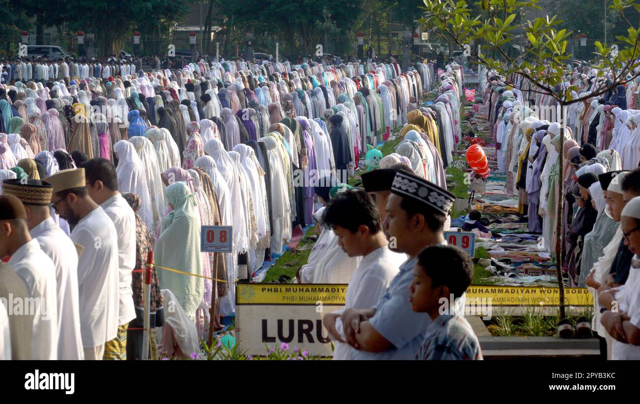 Implementazione della preghiera di Eid al-Fitr eseguita dai musulmani indonesiani in un campo nella Giava Centrale. Foto Stock