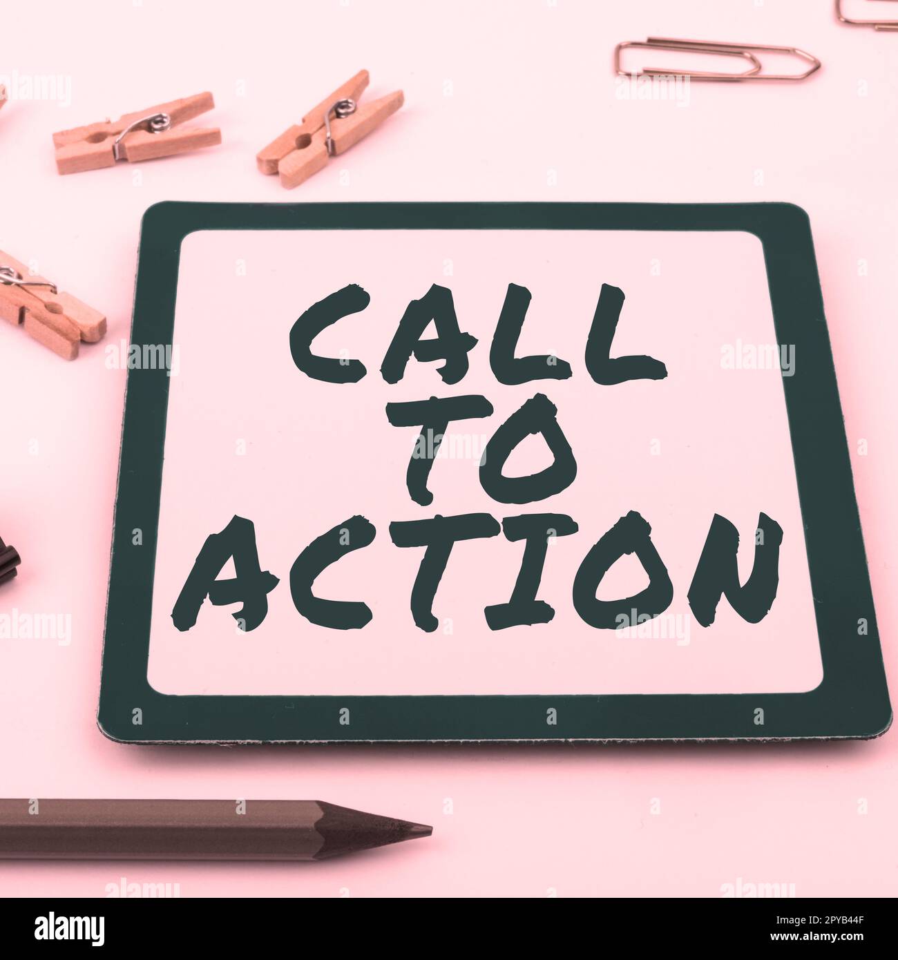 Cartello di testo che mostra la chiamata all'azione. Il concetto del Internet incoraggia il movimento di decisione per avanzare la strategia riuscita Foto Stock