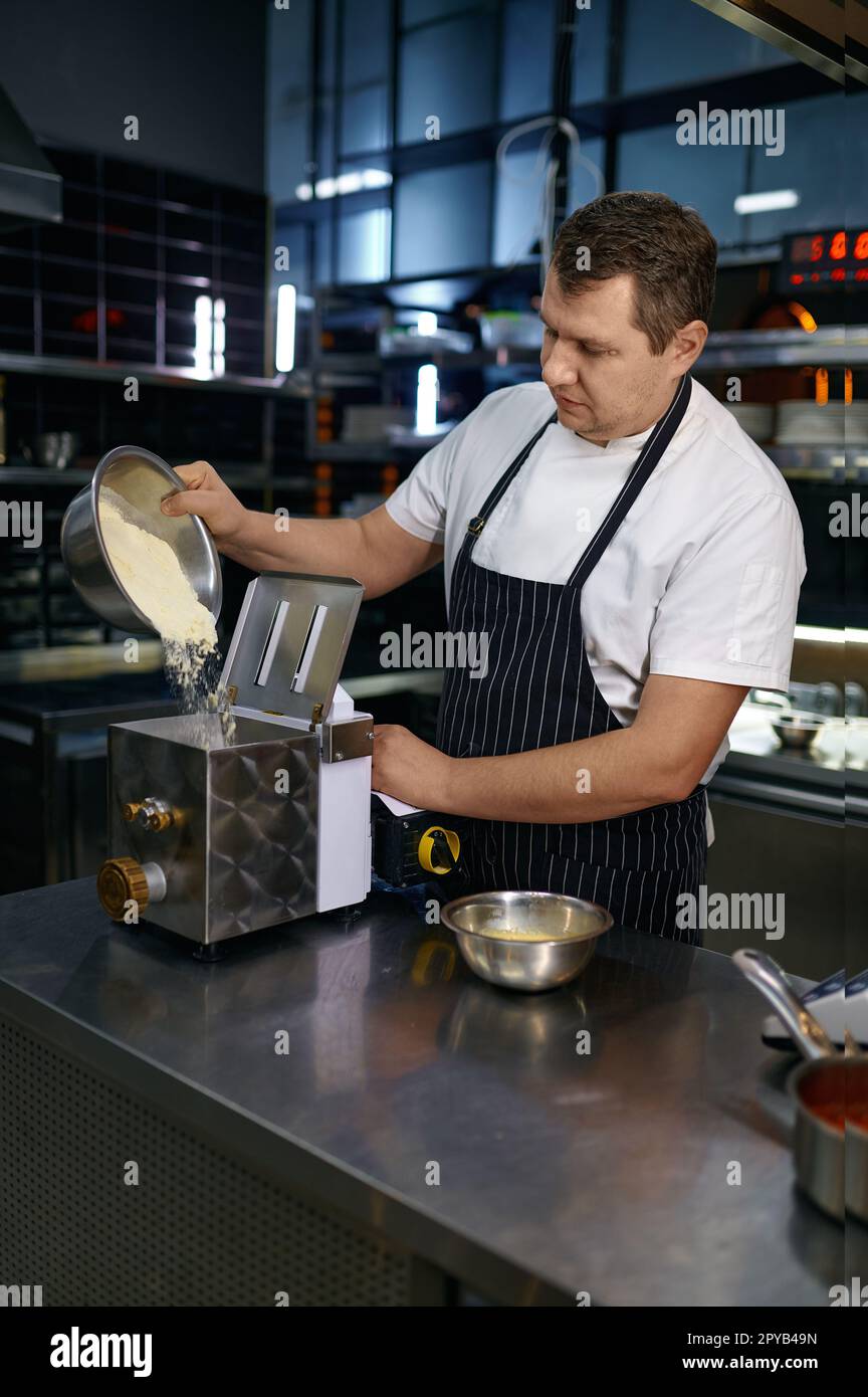Processo di preparazione della pasta fatta a mano nella cucina professionale del ristorante Foto Stock