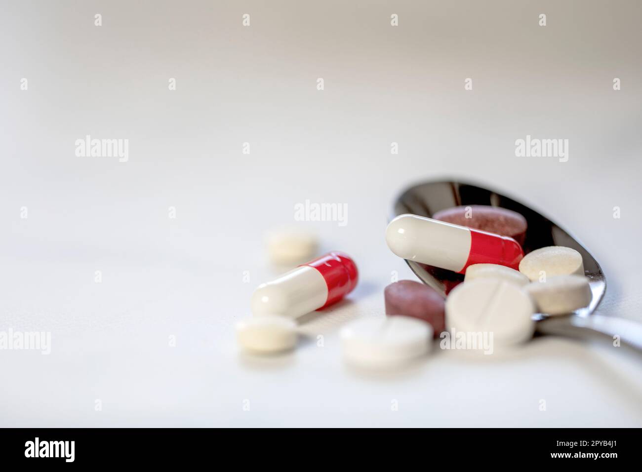 Pillole di medicina farmaceutica assortite, compresse e capsule su cucchiaio, sfondo farmacia con spazio di copia, malattia, farmaci, trattamento pillola concetto di salute Foto Stock