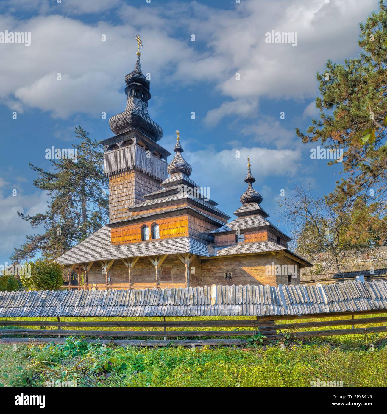 Chiesa in legno in Transcarpathia Foto Stock