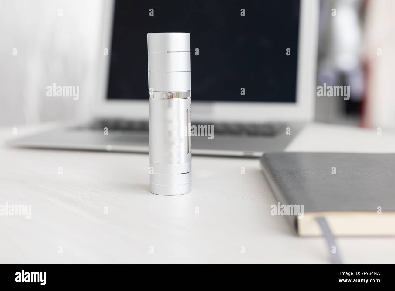 Bottiglia di crema vuota in metallo. Idea bottiglia mockup, spazio copia Foto Stock