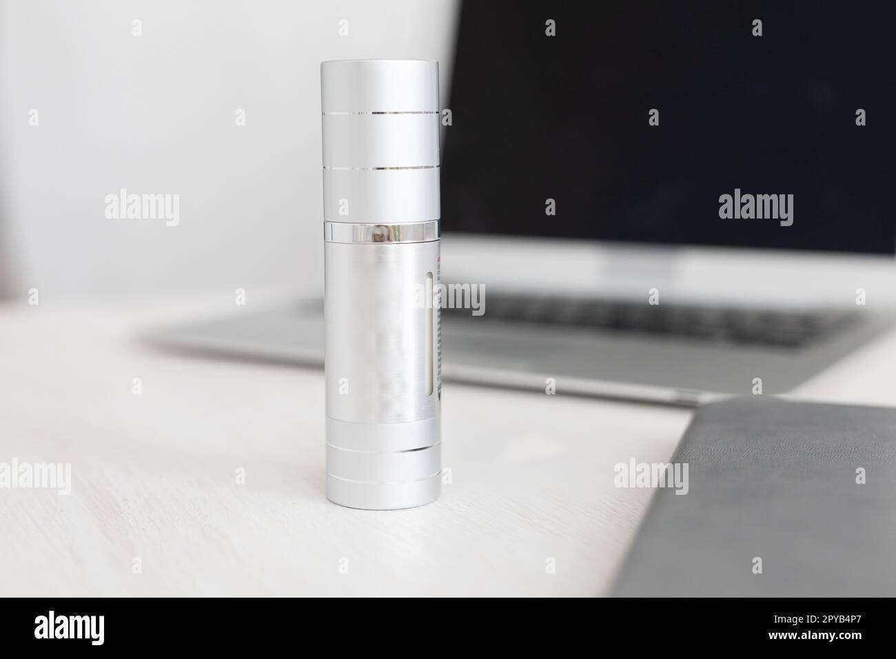 Bottiglia di crema vuota in metallo. Idea bottiglia mockup, spazio copia Foto Stock