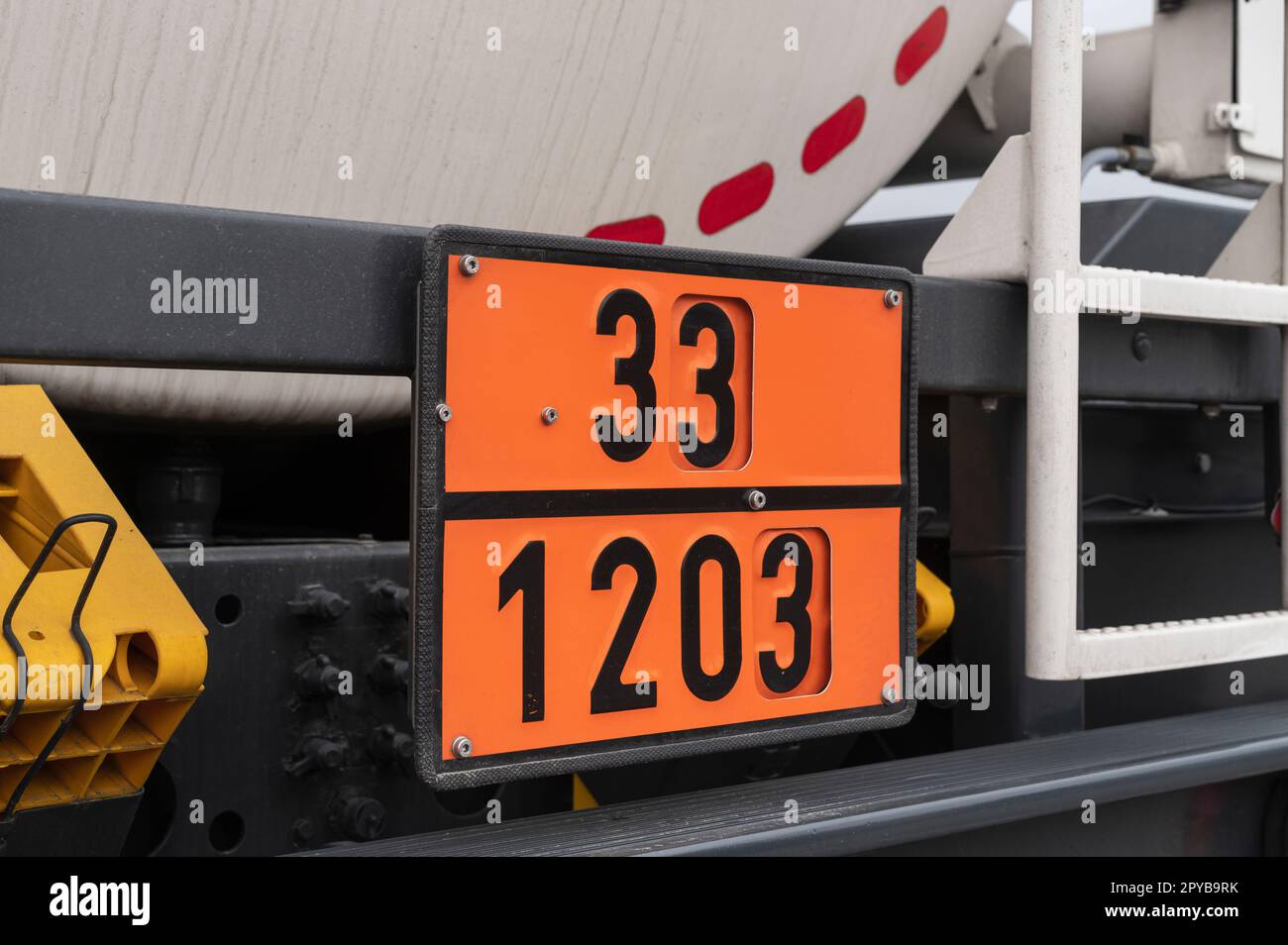 Segnale di merci pericolose per benzina o benzina su un carro cisterna Foto Stock