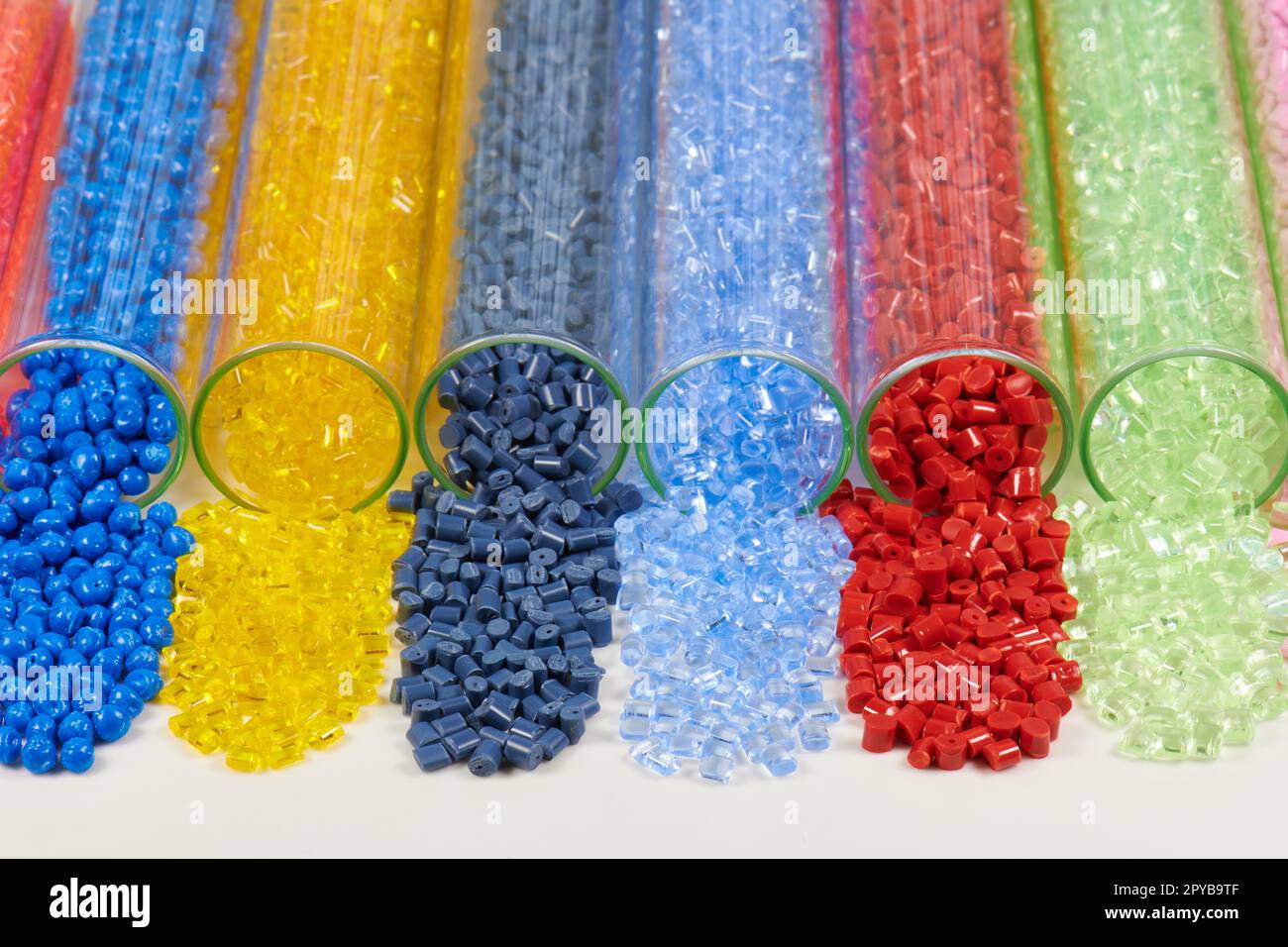 diverse resine plastiche colorate in provette in laboratorio Foto Stock