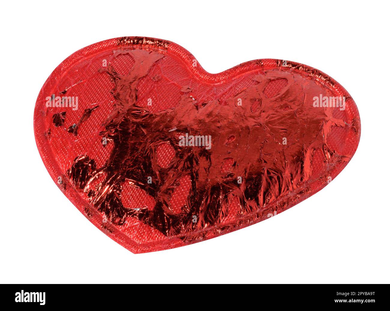 Cuore decorativo in tessuto rosso su sfondo bianco, decorazione d'interni, confezione regalo Foto Stock