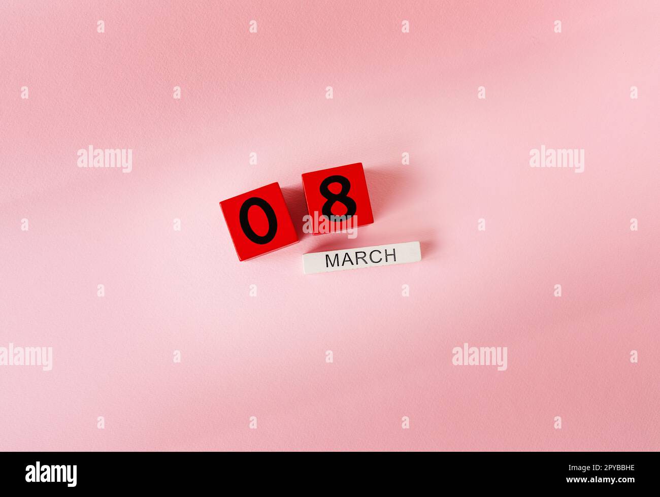 Cubi di legno con l'iscrizione dell'8 marzo su sfondo rosa, l'iscrizione di una giornata felice della donna. Pronto per le vacanze, Festa della donna. Foto Stock