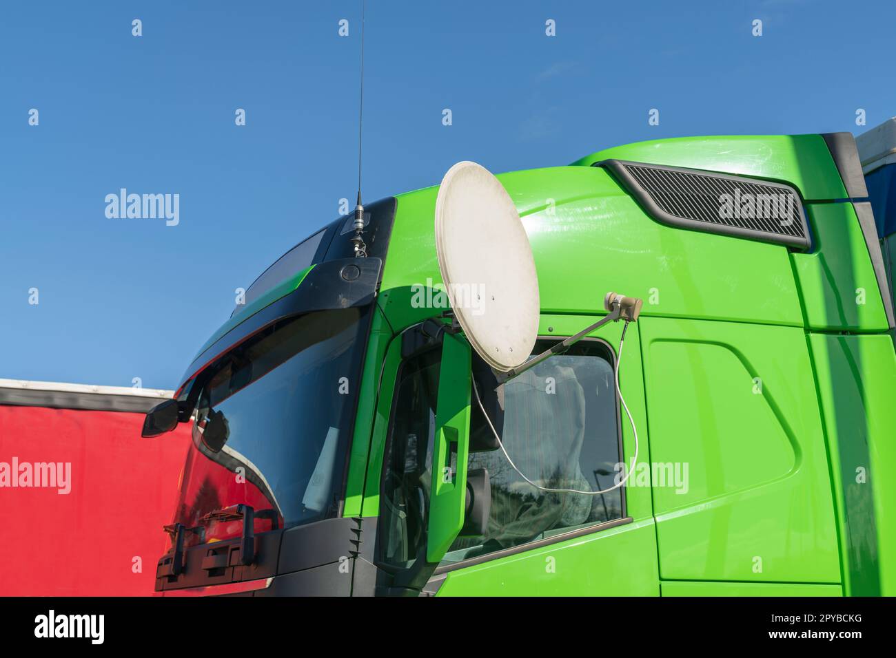 Carrello verde con parabola satellitare Foto Stock
