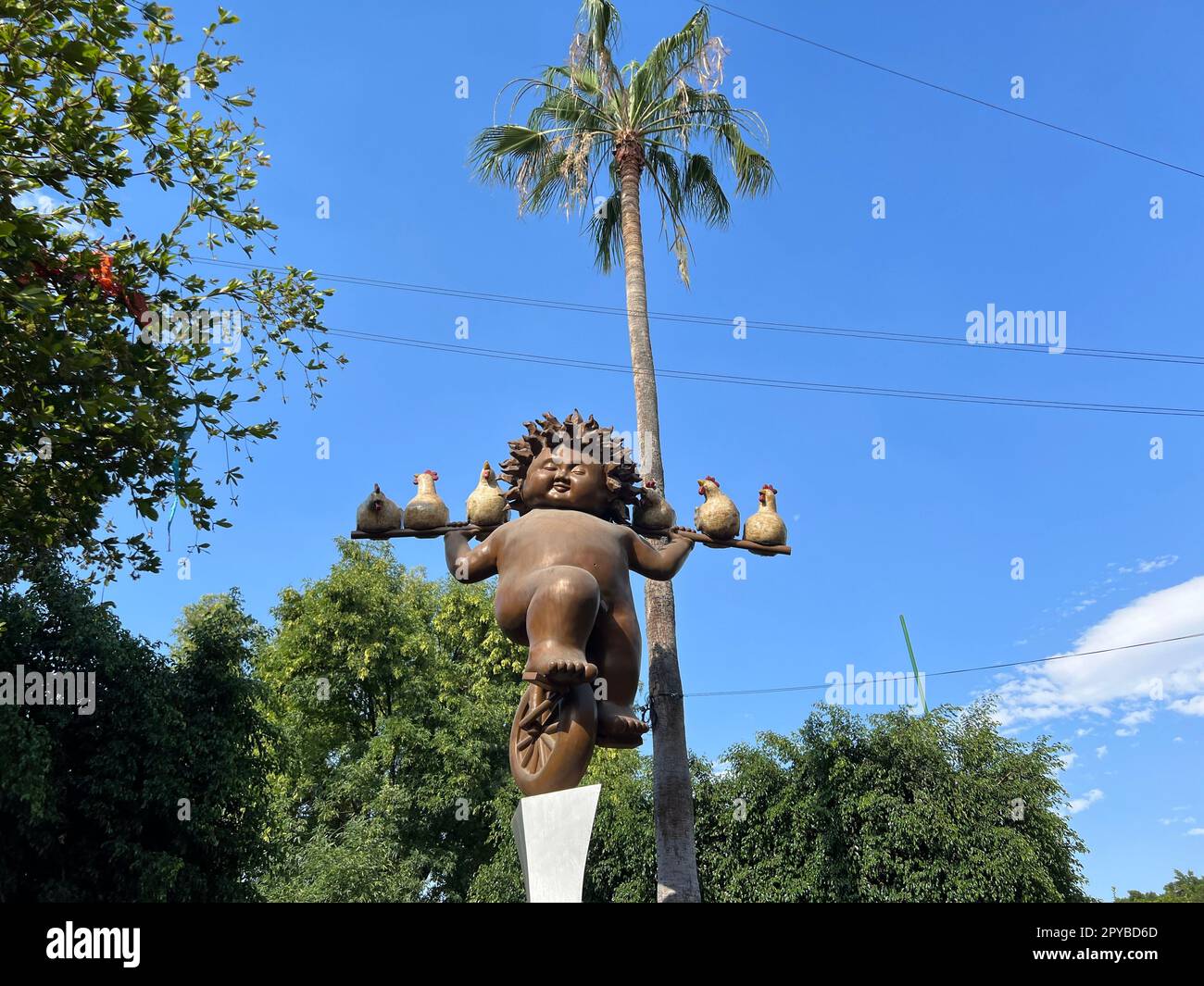 Messico, Apr 27 2023 - primo piano di una statua che tiene pollo a Tlaquepaque Foto Stock