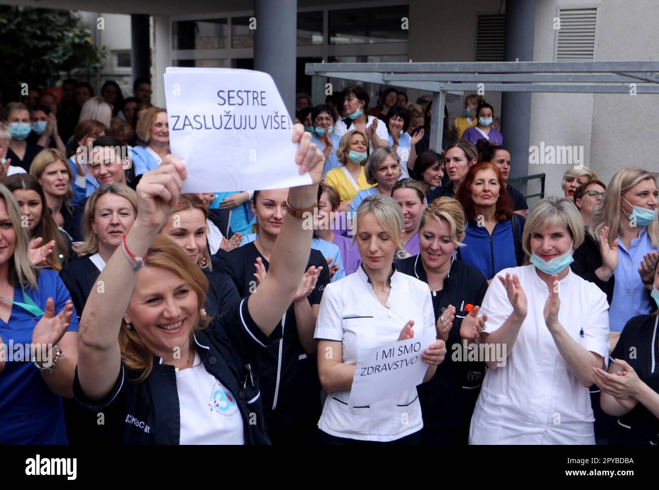 Spalato, Croazia. 03rd maggio, 2023. Operatori medici durante una protesta  organizzata dall'Associazione Croata degli infermieri e dei tecnici medici  e dall'Unione indipendente dei dipendenti in assistenza sanitaria e  assistenza sociale di fronte