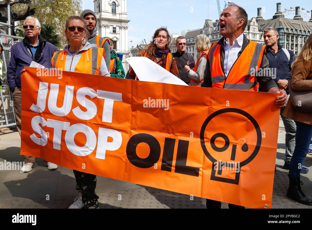 Londra, Inghilterra, Regno Unito 3rd maggio 2023 Un certo numero di arresti sono effettuati come manifestanti da Just Stop Oil stop Slow Walk intorno a Westminster portando il traffico a un arresto. Foto Stock