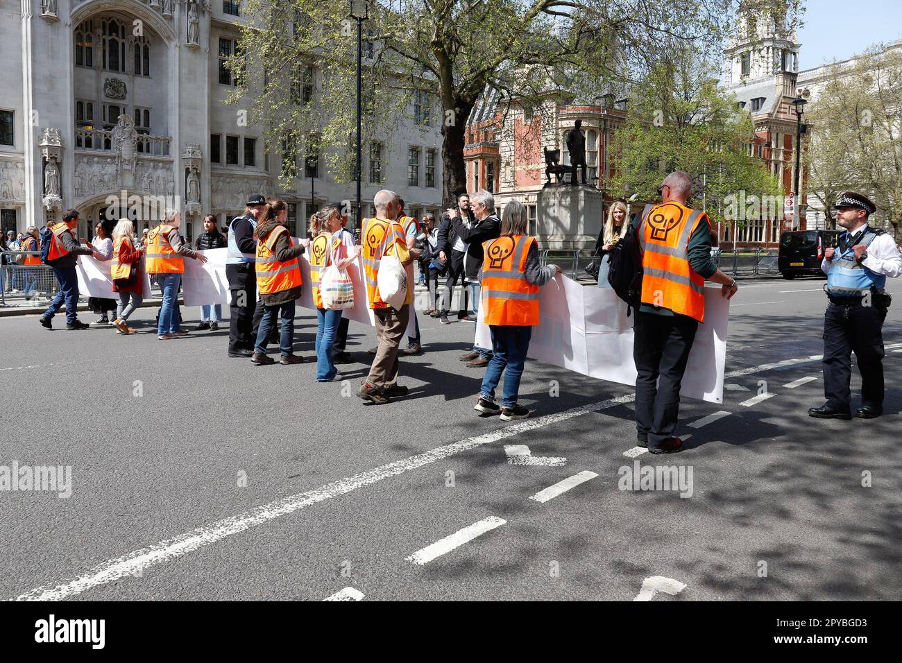 Londra, Inghilterra, Regno Unito 3rd maggio 2023 Un certo numero di arresti sono effettuati come manifestanti da Just Stop Oil stop Slow Walk intorno a Westminster portando il traffico a un arresto. Foto Stock