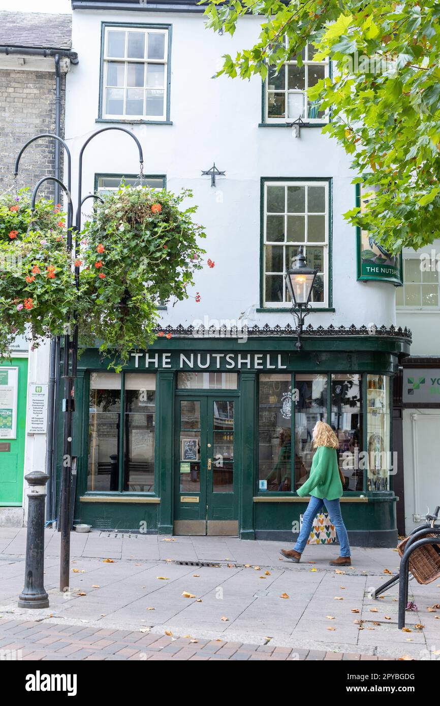 Il Nutshell il 12th ottobre 2022 a Bury St Edmunds, Suffolk, Inghilterra. Il Nutshell sostiene di essere il più piccolo pub in Inghilterra. Credit: Notizie SMP Foto Stock