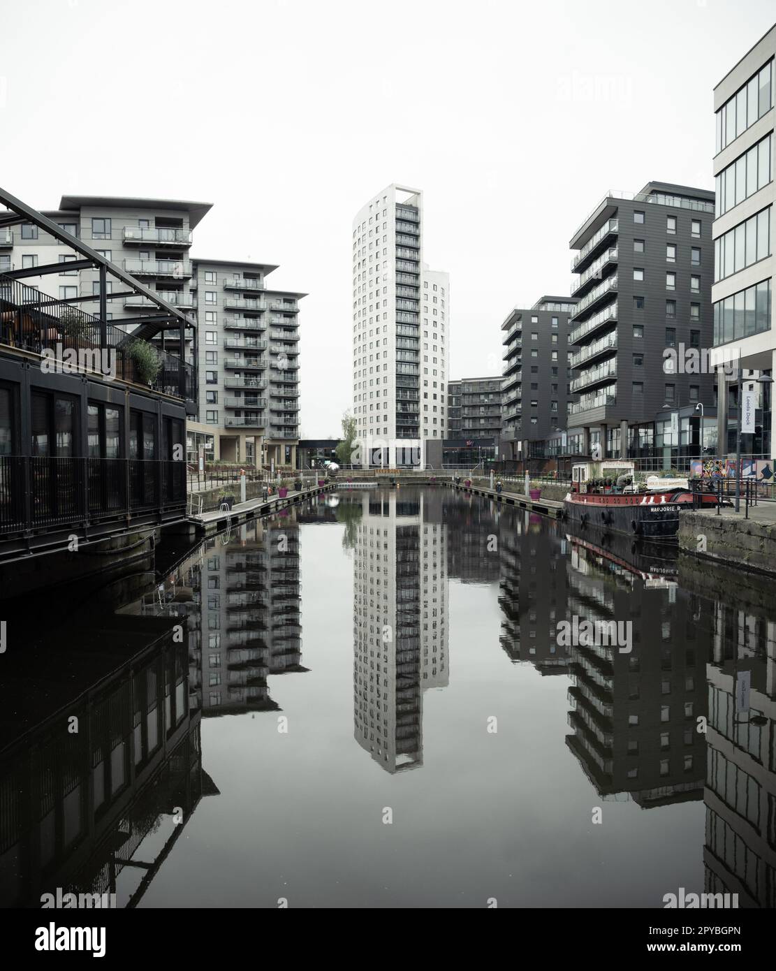 LEEDS DOCK, LEEDS, REGNO UNITO - 2 MAGGIO 2023. Vista panoramica sul Leeds Dock, ex Clarence Dock, con architettura moderna ed esclusivo appartamento lungo il fiume Foto Stock
