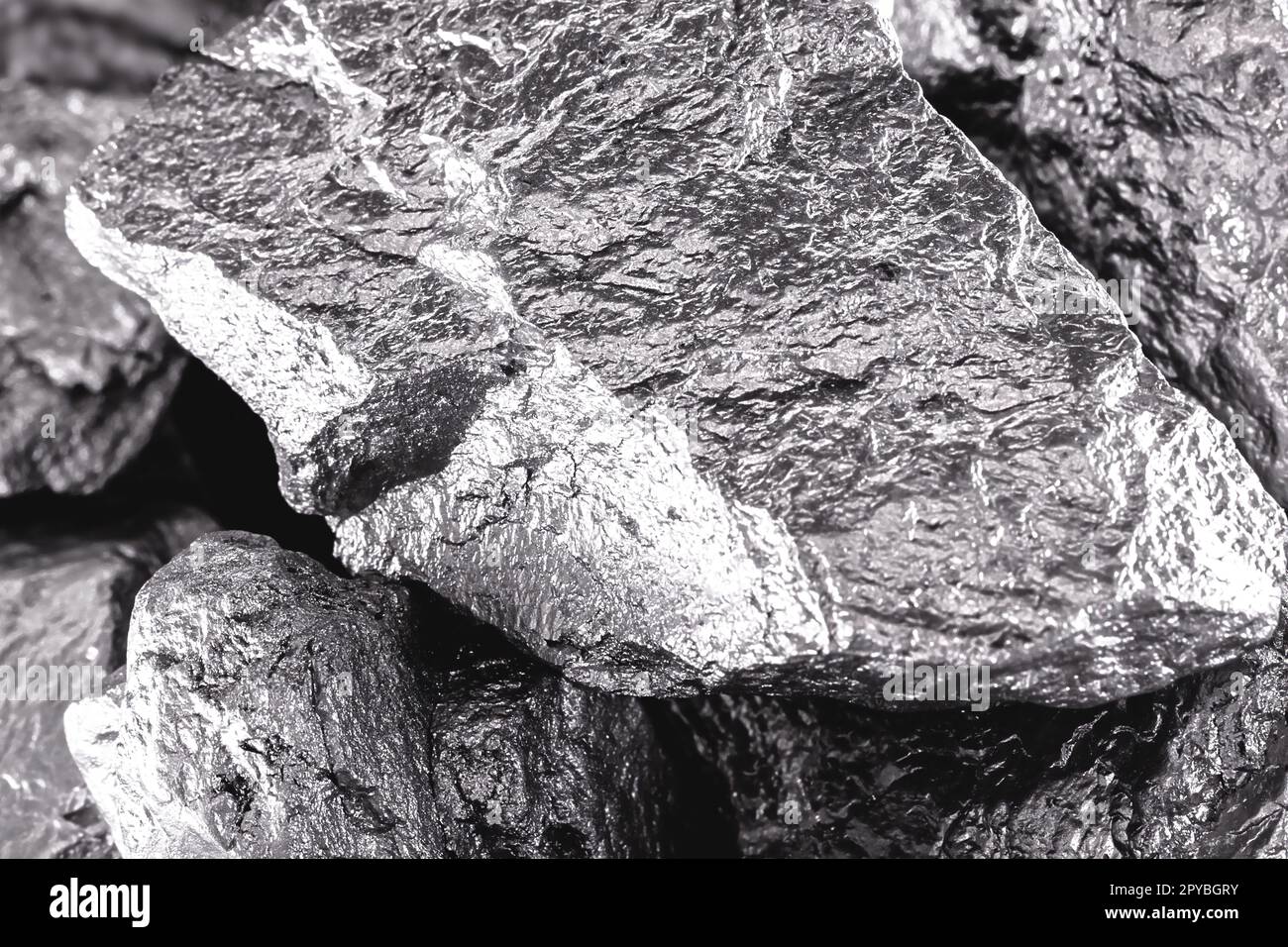 pietra di cobalto su sfondo nero isolato. Minerale industriale utilizzato nell'edilizia e nella medicina , macrofotografia Foto Stock